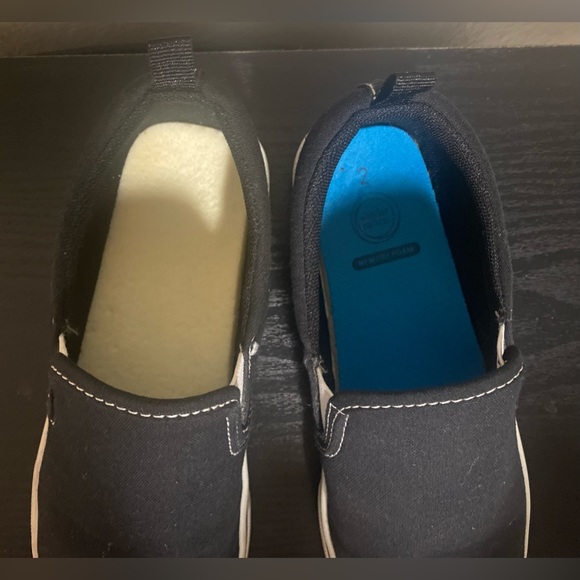 💰2/$10 Used kids black slip on shoes- wonder nation size 2 - Picture 6 of 10